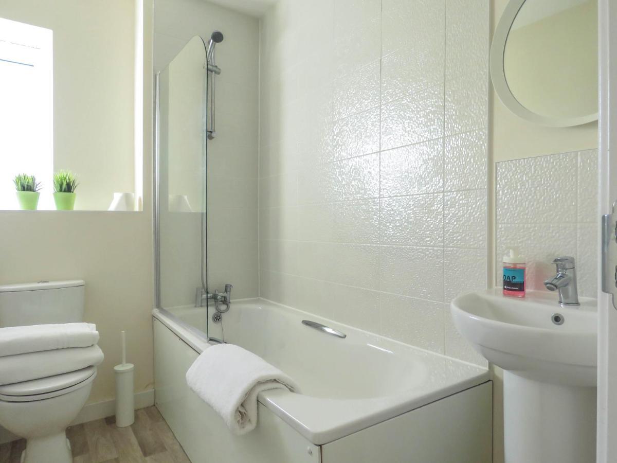 Tudors Esuites 4 Bedroom House Driveway & Garden Бирмингем Экстерьер фото